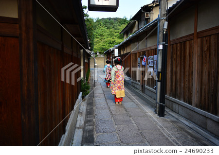 Maiko (stone wall street) 24690233