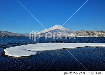Lake Yamanaka of the new snow Lake Yamanaka of the new snow 24691306