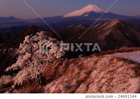 Tanzawa · Hikigagake mountain ice and unknown Mt. Fuji Tanzawa · Hikigagake mountain ice and unknown Mt. Fuji 24691344
