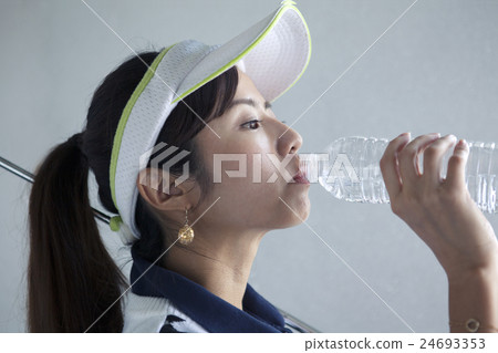 30多歲的女性穿著高爾夫球服 30多歲的女性穿著高爾夫球服 24693353