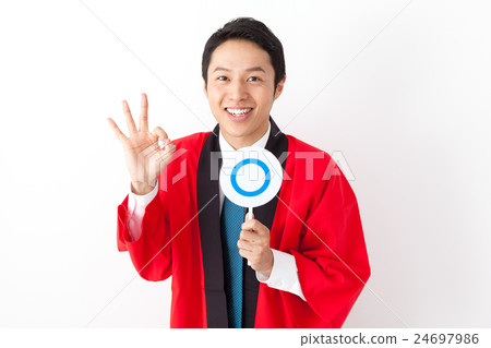 Male sales clerk with ◯ 's bill 24697986