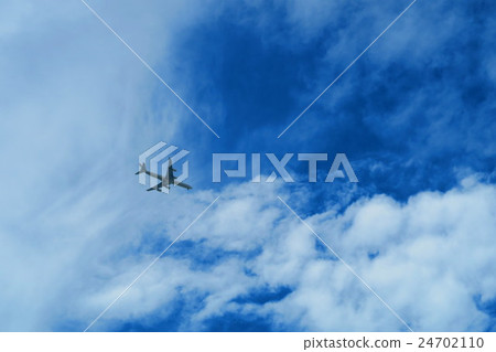 藍天和白雲和飛機 24702110