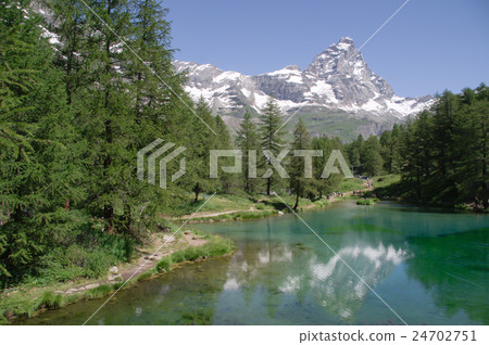 反射Montecervino的藍色湖 24702751