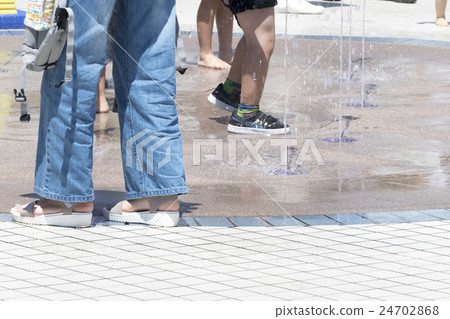 在水中玩耍 在水中玩耍 24702868