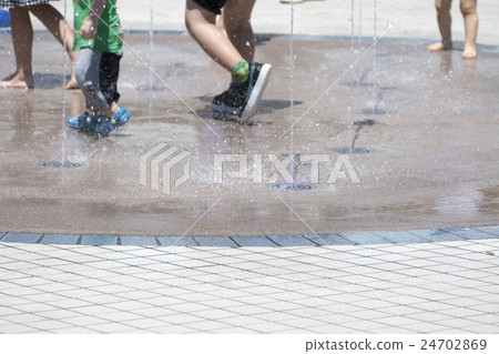在水中玩耍 24702869