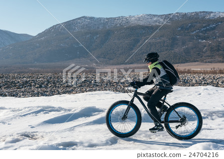 Fatbike (fat bike or fat-tire bike) Fatbike (fat bike or fat-tire bike) 24704216