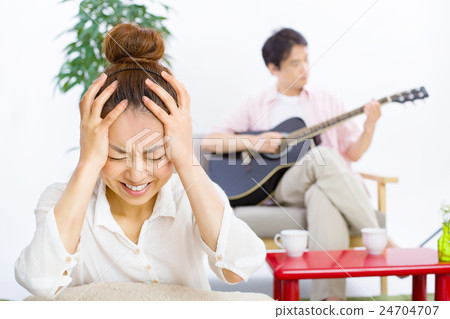 A couple trying to fight 24704707