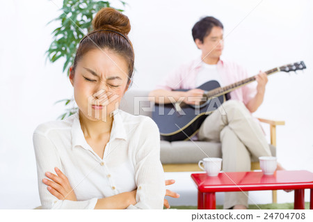 A couple trying to fight 24704708