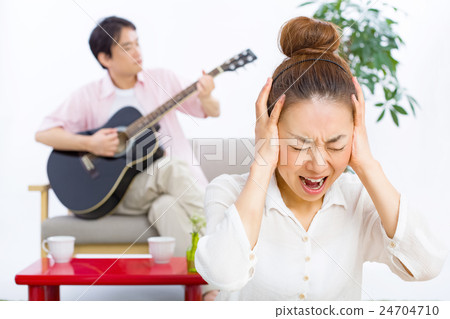 A couple trying to fight 24704710