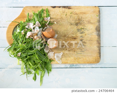 Peeled Ridge gourd shell,garlic and egg shell 24706464