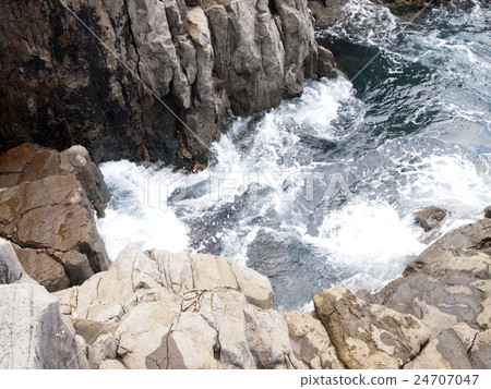 Tojinbo's raging waves Tojinbo's raging waves 24707047