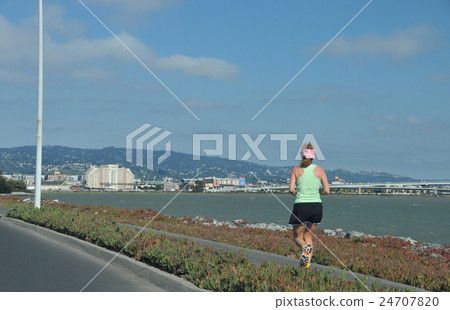 Sp> Jogging (running) @USA> CA> Oakland> Emeryville Marina 24707820