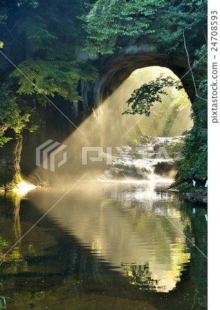 暗溝瀑布心形淺色風光 暗溝瀑布心形淺色風光 24708593