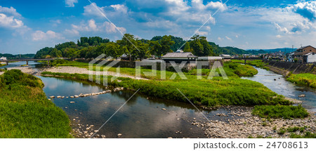 夏天人吉城堡廢墟和河的風景 夏天人吉城堡廢墟和河的風景 24708613