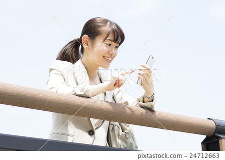 操作智能手機的女商人 24712663