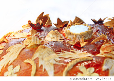round loaf with floral patern and salt 24713427