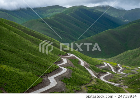 曲折的高山公路 曲折的高山公路 24718914