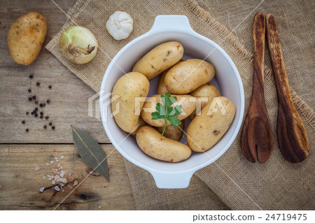 Fresh organic potatoes in hemp sake bag 24719475