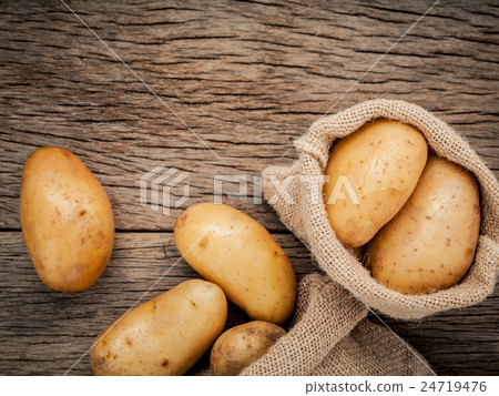 Fresh organic potatoes in hemp sake bag  24719476