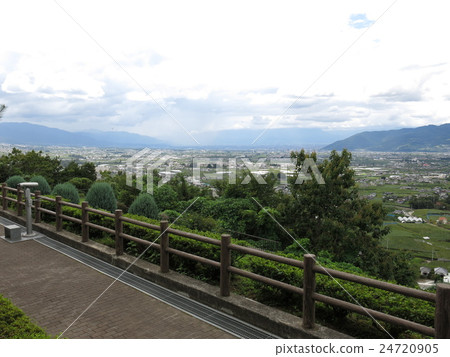Koshu市Katsunuma谷從葡萄甲府盆地的小山觀看 Koshu市Katsunuma谷從葡萄甲府盆地的小山觀看 24720905