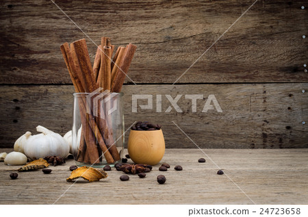Garlic,star anise,coriander seed and coffee grains 24723658