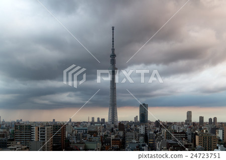 Rain cloud covering evening sky and the cityscape of Tokyo 24723751