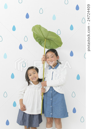 下雨意象：拿著樹葉傘的女孩 24724409