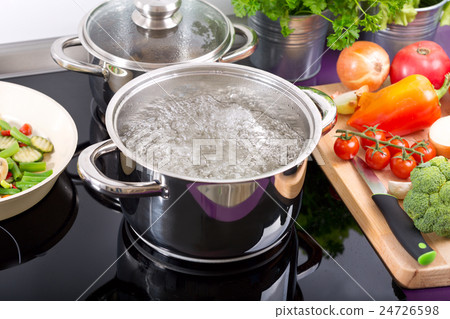 pan of boiling water pan of boiling water 24726598