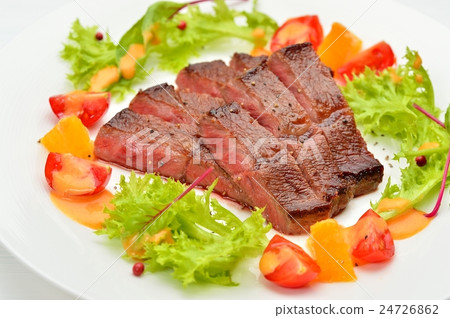 牛肉牛排配烤肉。供應風格沙拉。 牛肉牛排配烤肉。供應風格沙拉。 24726862