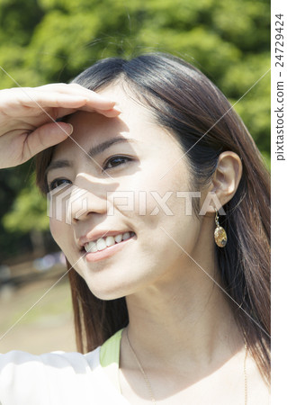 握她的在她的前額的婦女 24729424