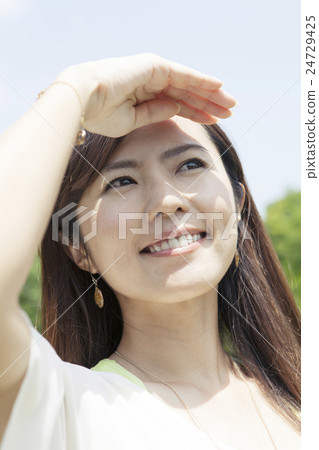 握她的在她的前額的婦女 24729425