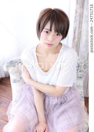 Young lady's hair style 24731718