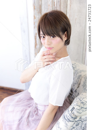 年輕女士的髮型 24731723