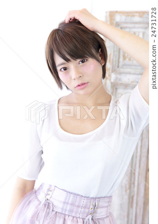 Young lady's hair style Young lady's hair style 24731728