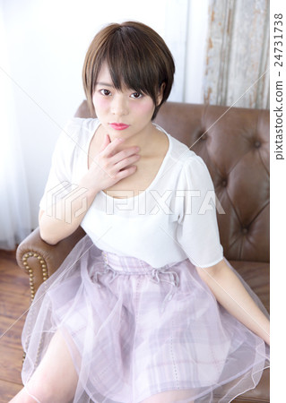 年輕女士的髮型 24731738