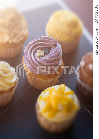 Cupcakes desert cream 24733336
