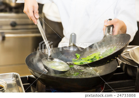 Cooker who makes Chinese food 24733808