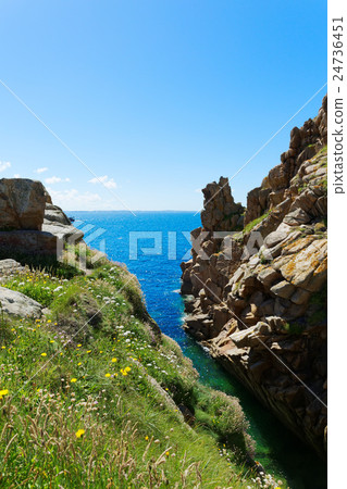 從布列塔尼的旅遊目的地Primel·Tregastel觀看Divan海灣 24736451