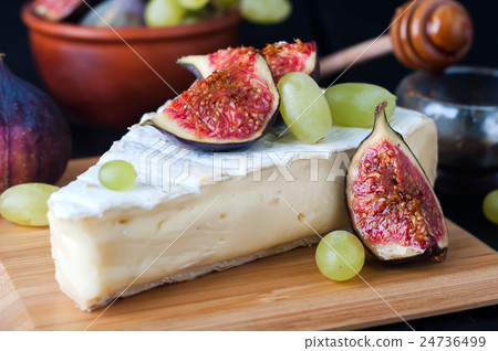 cheese with fig and grape 24736499