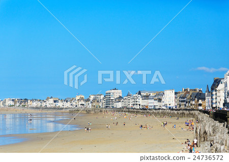 French citadel of Saint-Malo's beach and blue sky 24736572