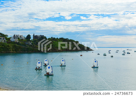 Port-Mer-Cancale海濱的風景在法國 24736673