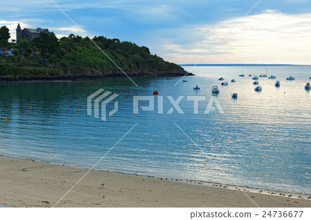 Port-Mer-Cancale海濱的風景在法國 24736677