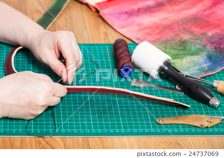 craftsman stitches leather belt for embossed bag 24737069