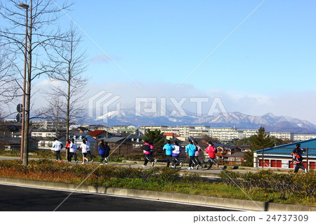 Junior high school students running while watching Fuyama Junior high school students running while watching Fuyama 24737309