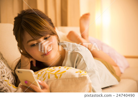 young woman      24740490