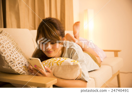 young woman      24740491