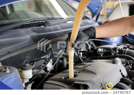 Automobile oil change work 24740767