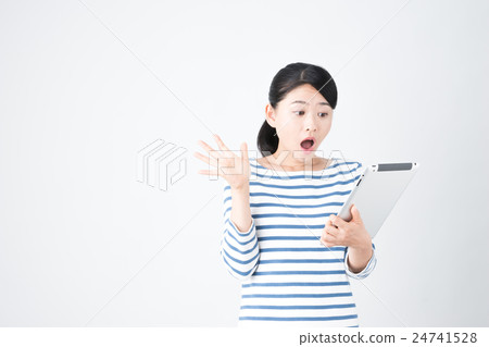 有片劑終端的一個少婦 有片劑終端的一個少婦 24741528