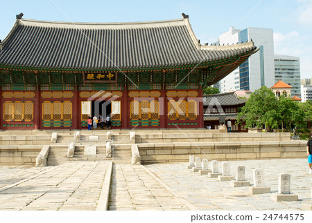 Deoksugung Palace in Seoul Deoksugung Palace in Seoul 24744575