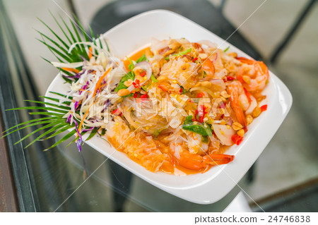 Spicy noodles with shrimp and vegetables . 24746838